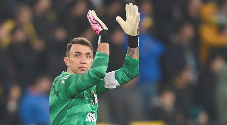 Muslera Avrupa’yı sallıyor! Mesleğinin en güzel dönemi…