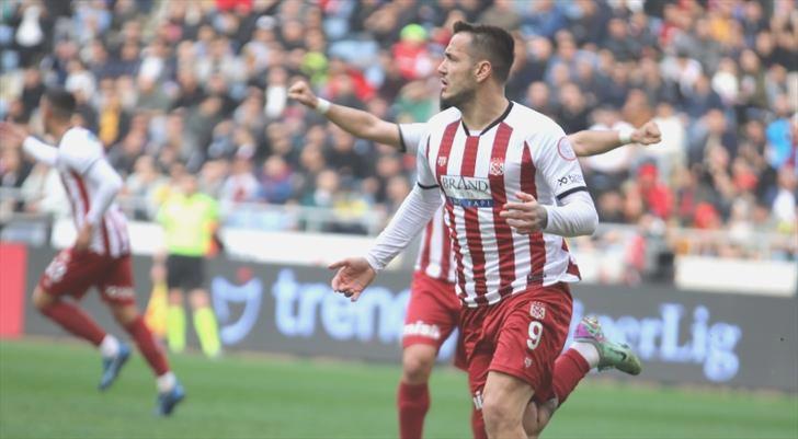 Rey Manaj’ın performansı göz kamaştırıyor