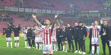 Yılport Samsunspor derbi galibiyetini taraftarıyla kutladı