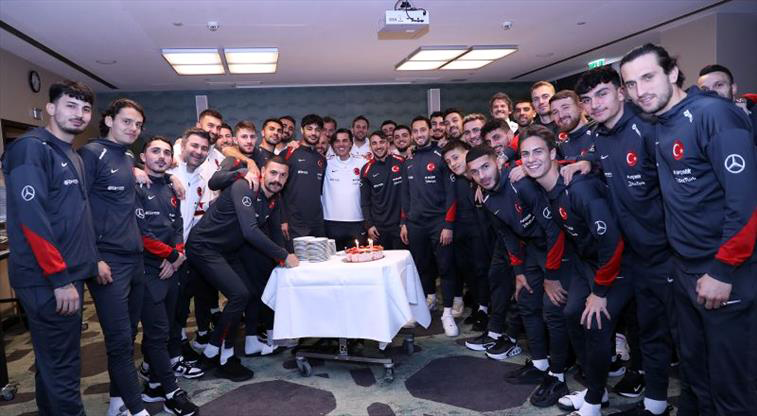 A Millilerden sürpriz doğum günü kutlaması