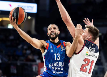 Anadolu Efes, Baskonia deplasmanında
