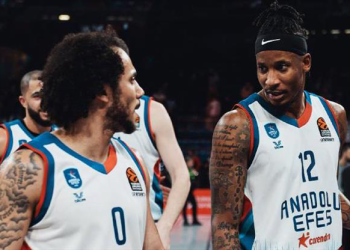 Anadolu Efes, deplasmanda 8 maç sonra kazandı