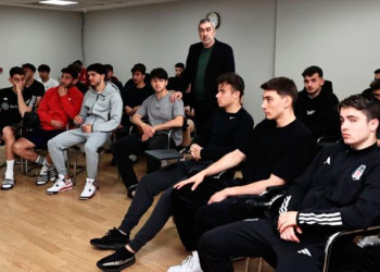 Beşiktaş’tan genç futbolcularına ‘sosyal medya kullanımı’ semineri