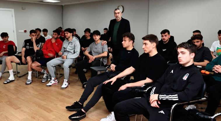 Beşiktaş’tan genç futbolcularına ‘sosyal medya kullanımı’ semineri