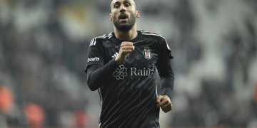 Cenk Tosun Beşiktaş’taki geleceğine karar verdi