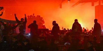 Fenerbahçeli taraftarlar takımlarını karşıladı