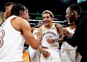 San Antonio Spurs evinde Phoenix Suns’ı yendi! Cedi Osman…