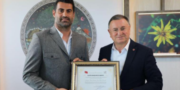 Volkan Demirel’e fahri hemşehrilik beratı verildi