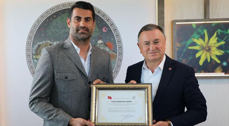 Volkan Demirel’e fahri hemşehrilik beratı verildi