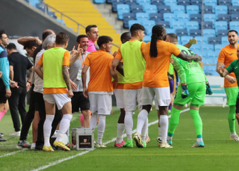 Adanaspor evinde lider Eyüpspor’u 10 kişiyle devirdi