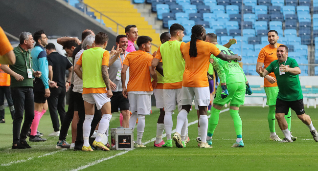 Adanaspor evinde lider Eyüpspor’u 10 kişiyle devirdi