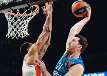 Anadolu Efes, Kızılyıldız’ı farklı yendi, play-in’i garantiledi!