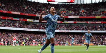 Arsenal evinde Aston Villa’ya mağlup oldu ve liderliği Manchester City’ye bıraktı