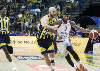 Derbide kazanan Anadolu Efes