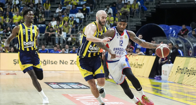 Derbide kazanan Anadolu Efes