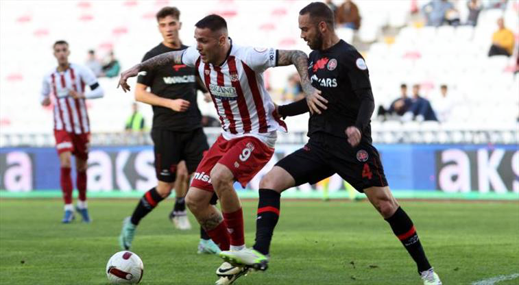 EMS Yapı Sivasspor evinde VavaCars Fatih Karagümrük’ü tek golle mağlup etti