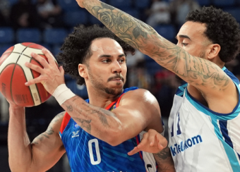 Anadolu Efes evinde farklı kazandı, seride 1-0 öne geçti