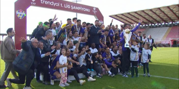 Eyüpspor şampiyonluk kupasını kaldırdı!