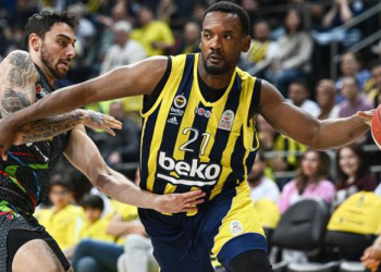 Fenerbahçe Beko evinde 30 sayı farkla kazandı, seride 1-0 öne geçti