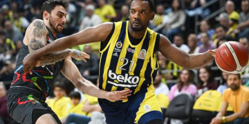 Fenerbahçe Beko evinde 30 sayı farkla kazandı, seride 1-0 öne geçti