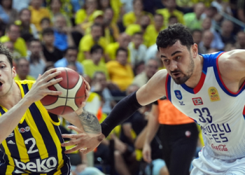 Anadolu Efes son saniyede kazandı, seri uzadı!