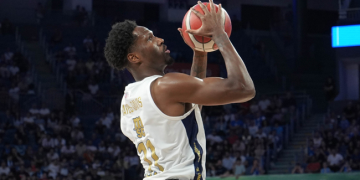 Fenerbahçe Beko, Anadolu Efes’i deplasmanda yendi! Seride öne geçti