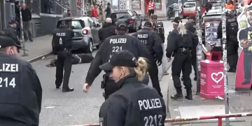 Polonya-Hollanda maçı öncesi gergin anlar: Polis bir kişiyi vurdu!