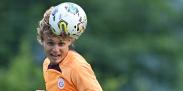 Galatasaray, Efe Akman ile profesyonel sözleşme imzaladı