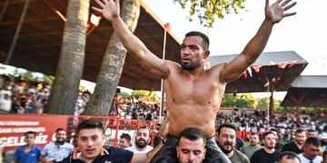 Kırkpınar Yağlı Güreşleri’nde başpehlivanlığı Yusuf Can Zeybek kazandı