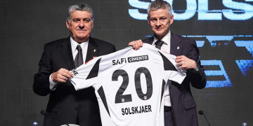 Beşiktaş’ın yeni hocası Solskjaer için imza töreni düzenledi