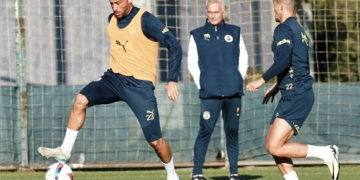 Jose Mourinho, Cenk Tosun’a ‘kal’ dedi