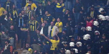 Fenerbahçe taraftarı DJ kabinine saldırdı