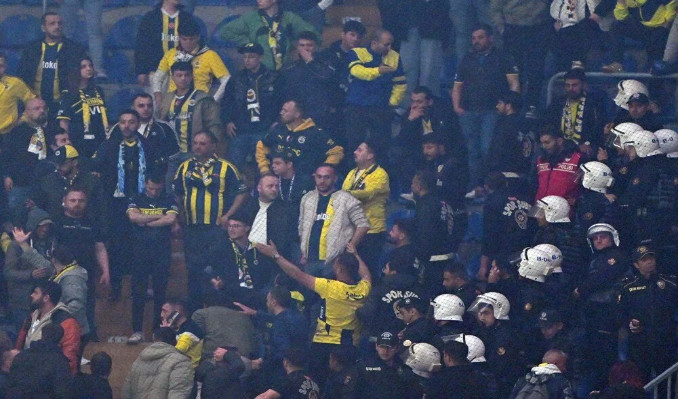 Fenerbahçe taraftarı DJ kabinine saldırdı