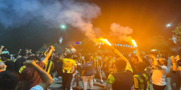 81-70’lik zafer sonrası sarı-lacivertli coşku sokaklara taştı