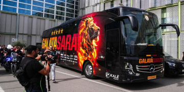 Galatasaray otobüsüne taşlı saldırı