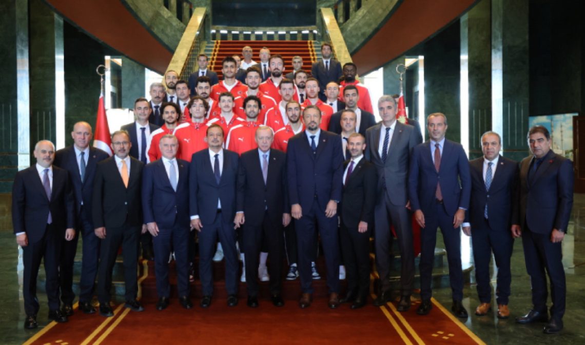 Cumhurbaşkanı Erdoğan A Milli Erkek Basketbol Takımı’nı kabul etti