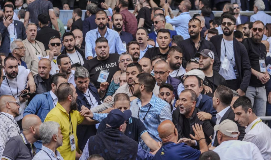 Fenerbahçe’de kongrede yetki krizi: Yönetimin isteği reddedildi