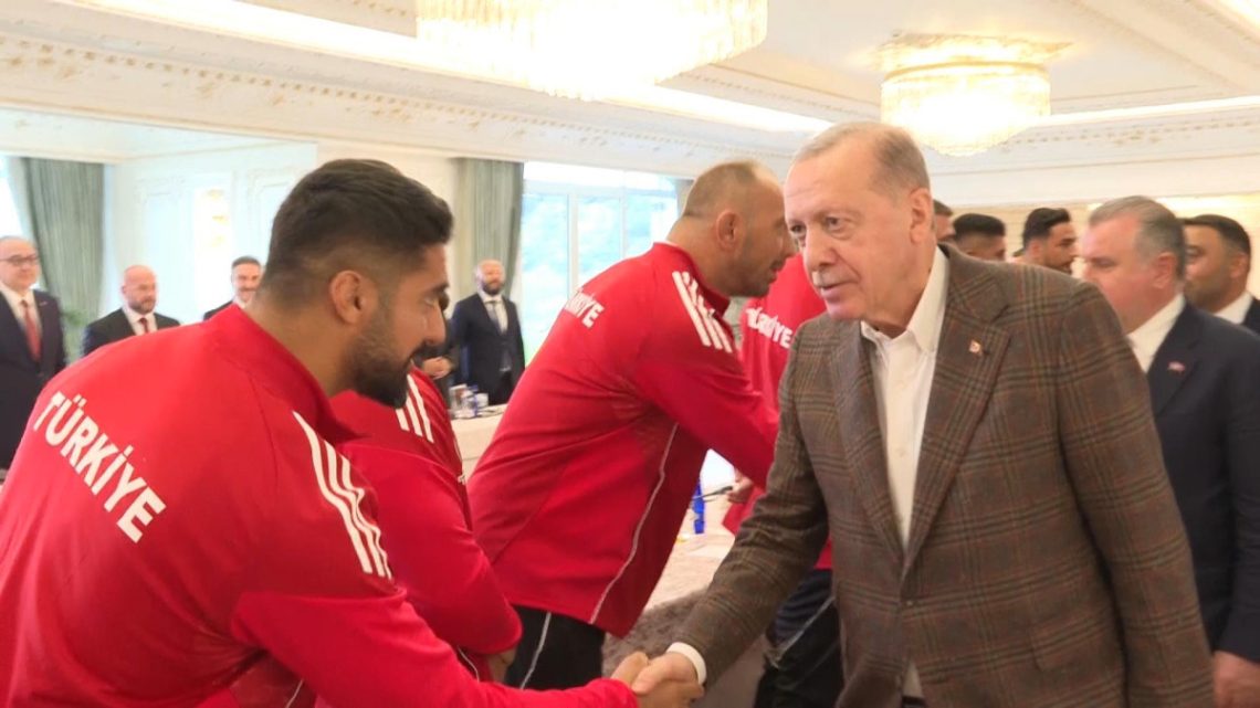 Cumhurbaşkanı Erdoğan’dan güreş şampiyonlarına onurlandırıcı kabul
