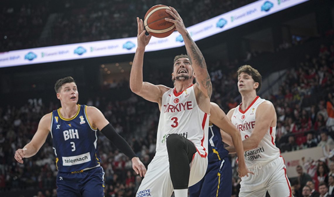 12 Dev Adam galibiyetle başladı